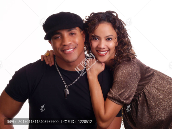 年輕的黑人和西班牙裔婦女夫婦
