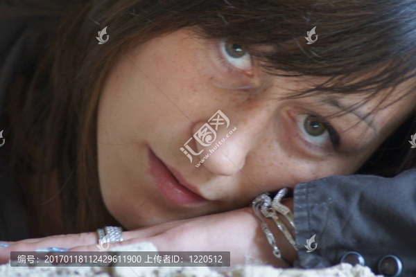 在老房子里的女孩