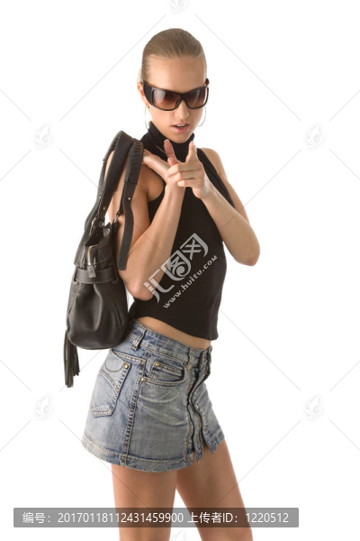 帶皮手袋的女人