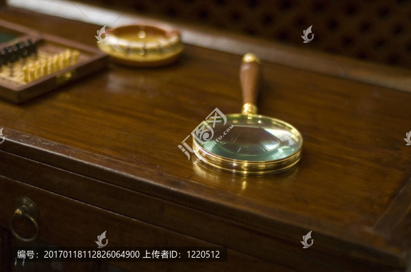 桌上的放大鏡