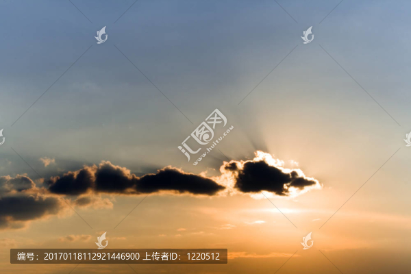 夕陽中的云