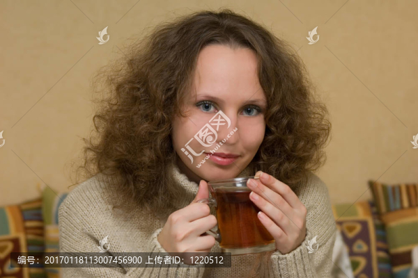 一杯茶的年輕女性