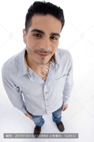 站著的男人看著你