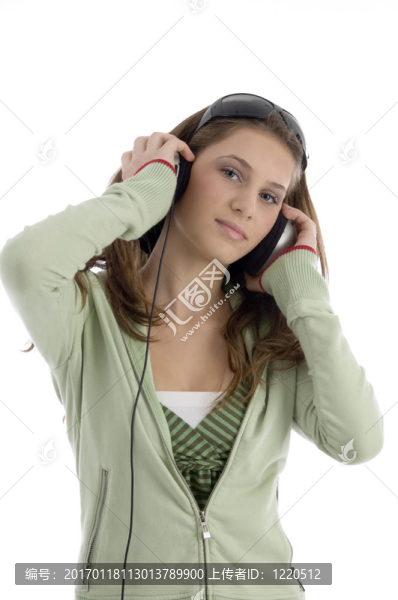 漂亮的年輕女人聽音樂-匯圖網(wǎng) www.fosd68.com 漂亮的年輕女人聽音樂