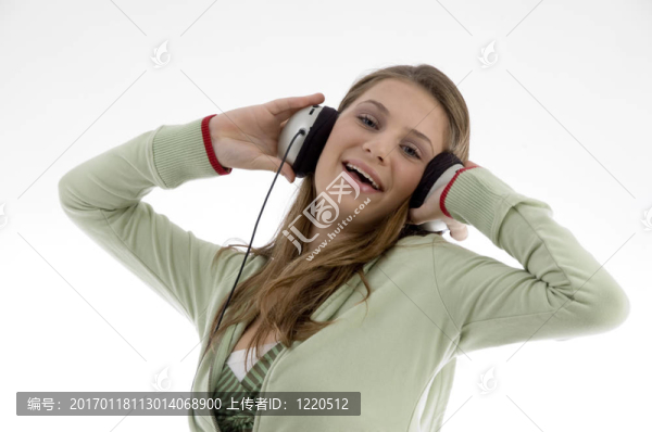 迷人的女性欣賞音樂