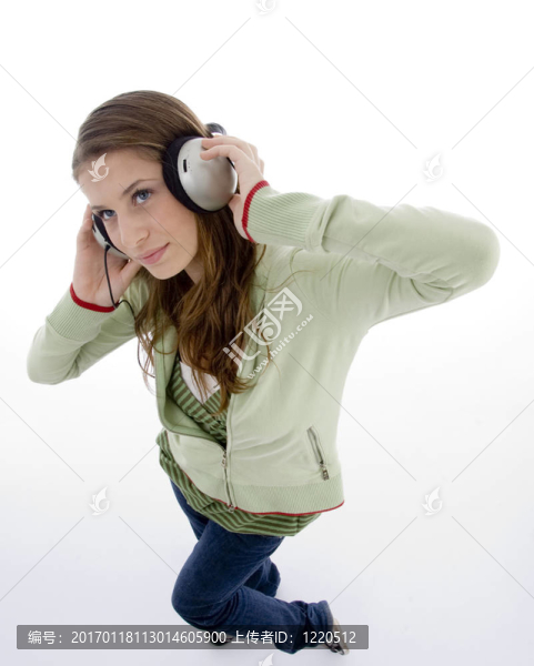 女人聽耳機享受