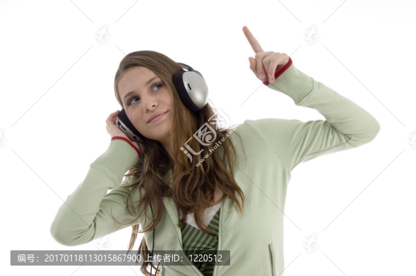 女人在跳舞的同時聽著音樂