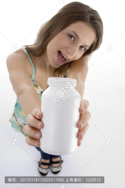用塑料瓶擺姿勢(shì)的女人