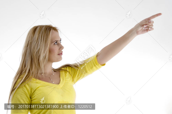 微笑的女人指著身邊