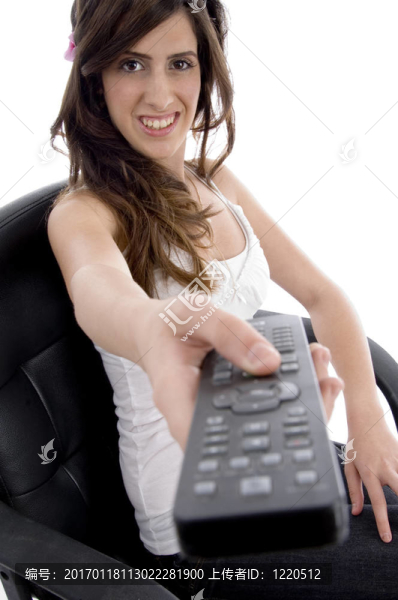 微笑的女人帶遙控器