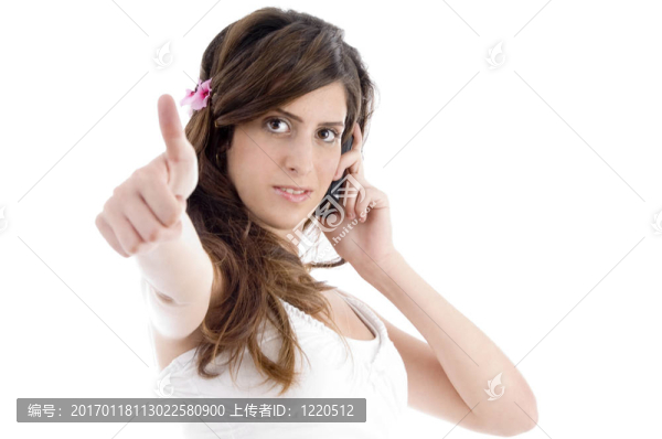 帶手機(jī)顯示批準(zhǔn)標(biāo)志的女子