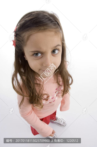 可愛的女孩向上看