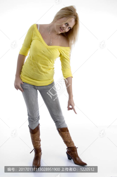 微笑的女人，表明她的鞋