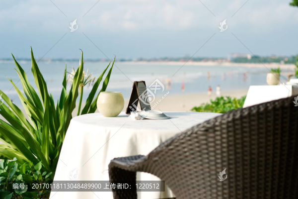 海灘上的桌子和椅子