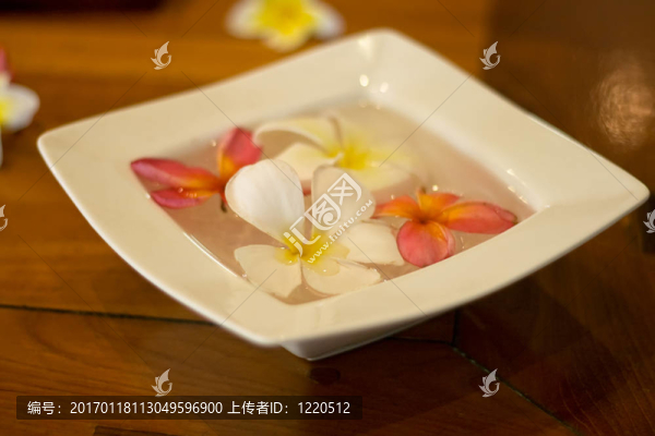 在一個(gè)水療中心的一個(gè)碗里的花瓣