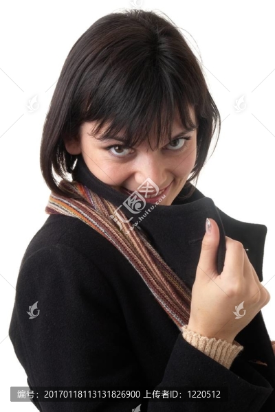 在大衣的年輕女子