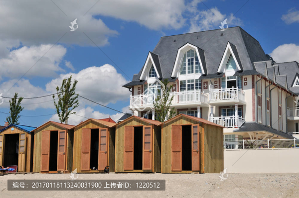 一排別墅前的海灘小屋