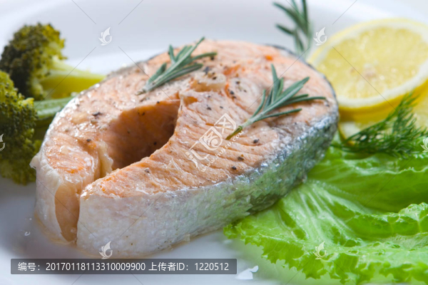 配蔬菜的鮭魚牛排