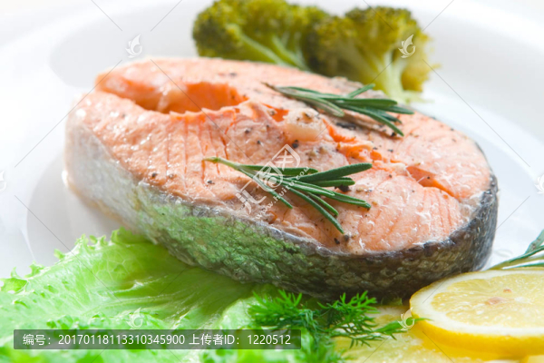 鮭魚牛排配蔬菜
