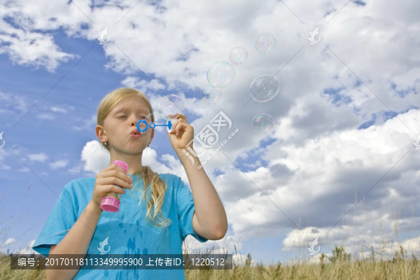 孩子們吹泡泡