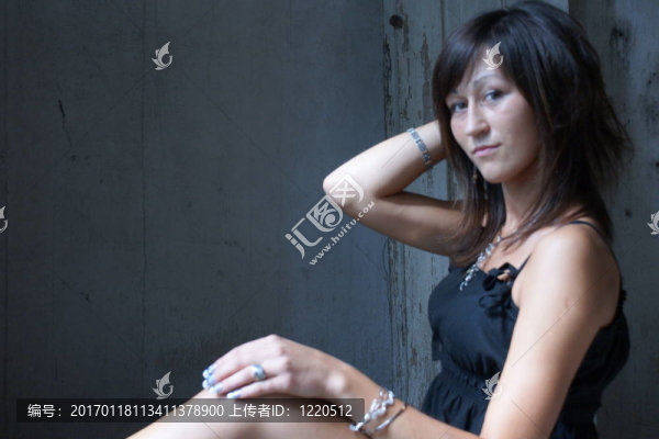在老房子里的女孩