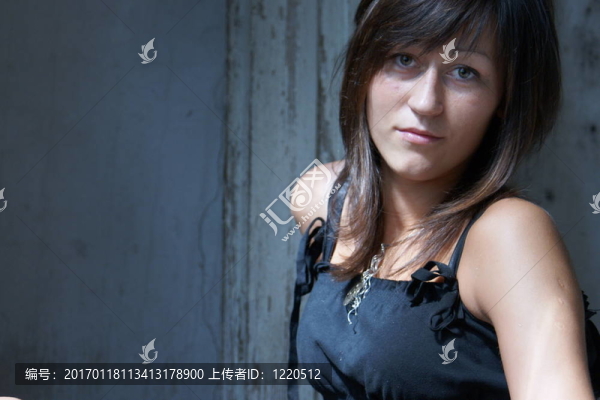 在老房子里的女孩