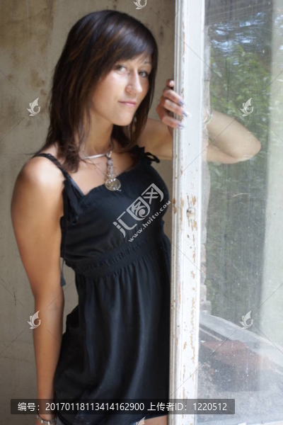 在老房子里的女孩