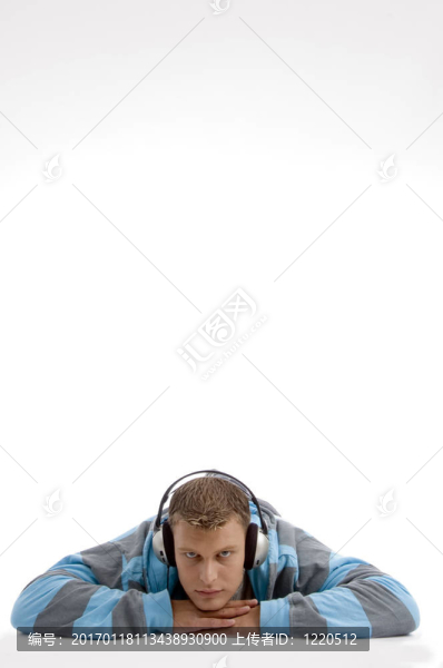 戴耳機的年輕人