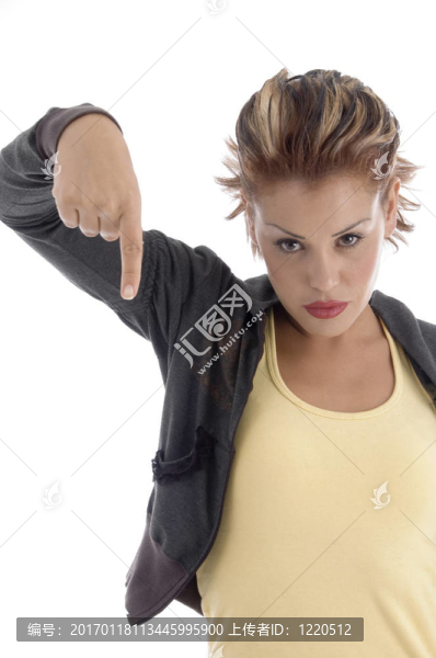 年輕女性指向