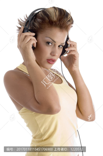 帶耳機的性感女人