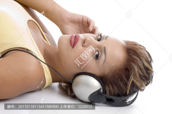 用耳機看著你