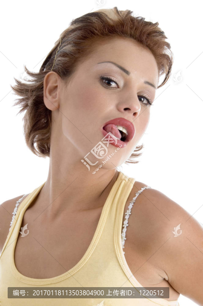 性感的女人舔她的嘴唇