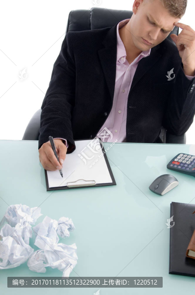 商人在紙上寫字