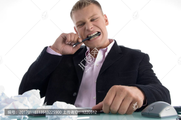 失意的男子咬著牙齒咬著鋼筆