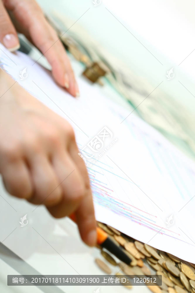 手中握著錢