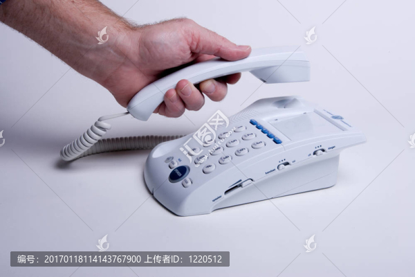 拿起電話。