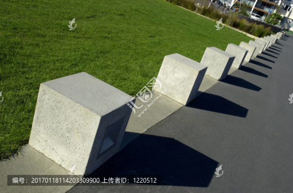 公園里的混凝土立方體