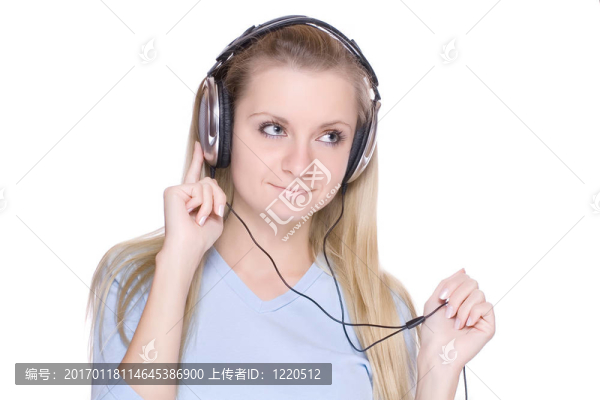 漂亮的年輕女人帶著耳機