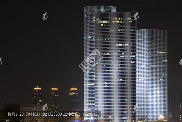 在晚上，以色列Azrieli塔