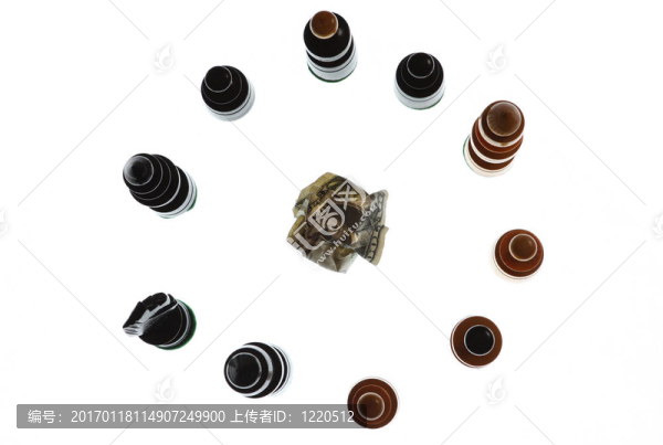 皺巴巴的美元和國(guó)際象棋