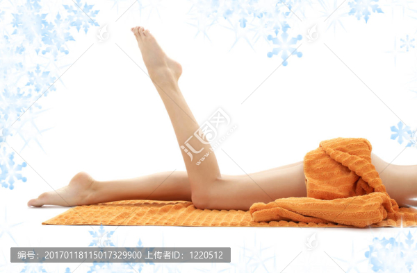 輕松女士用橙色毛巾的腿