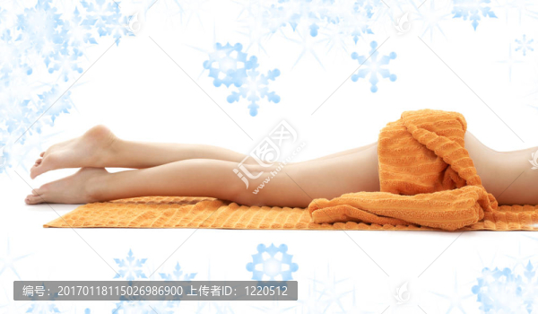 輕松女士用橙色毛巾的腿