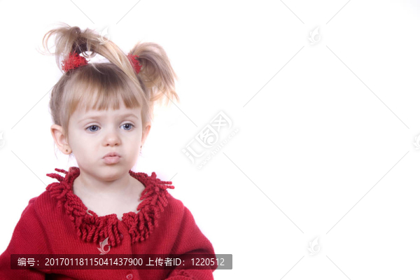 皺著眉頭的女孩