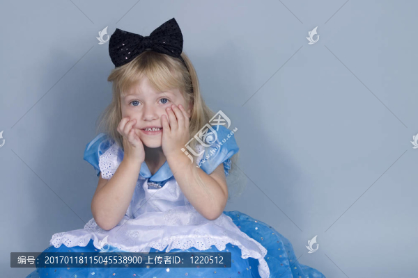 小Alice,Smiling