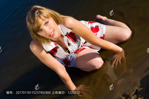 美麗的金發(fā)女人在水里