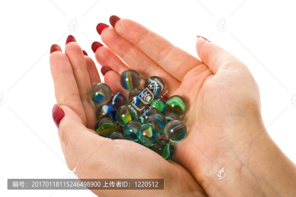 手和玻璃大理石