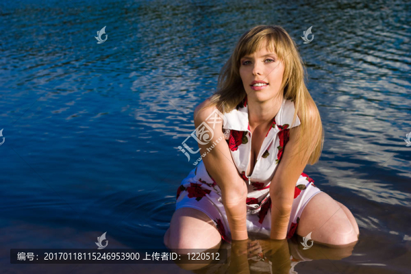 美麗的金發(fā)女人在水里