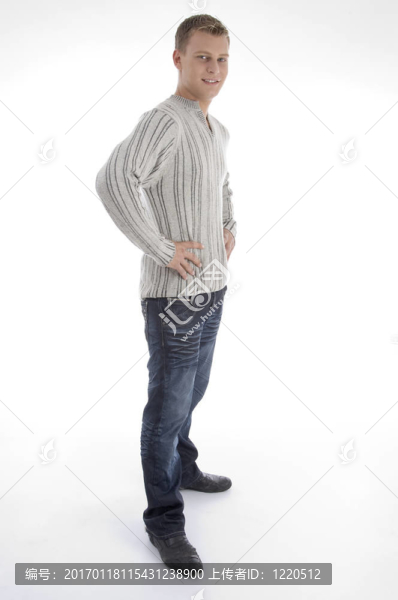 站著的年輕英俊的男人