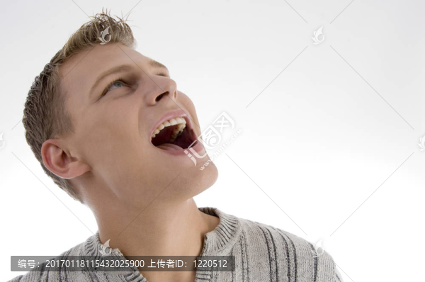 笑的年輕人