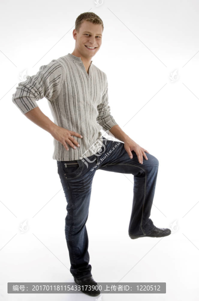 微笑的男人站在一條腿上